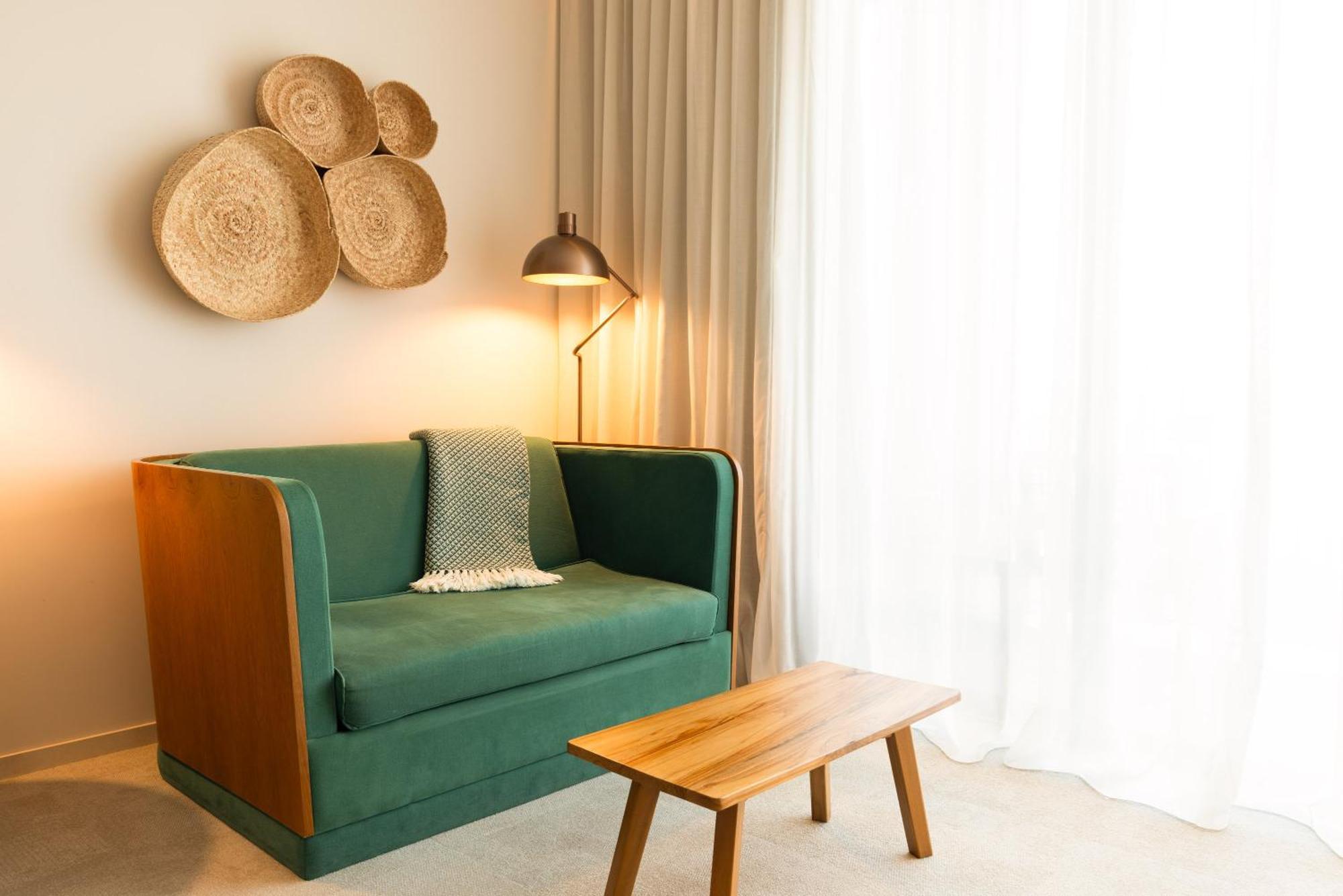 3Hb Faro Hotel Szoba fotó A sofa in a hotel room